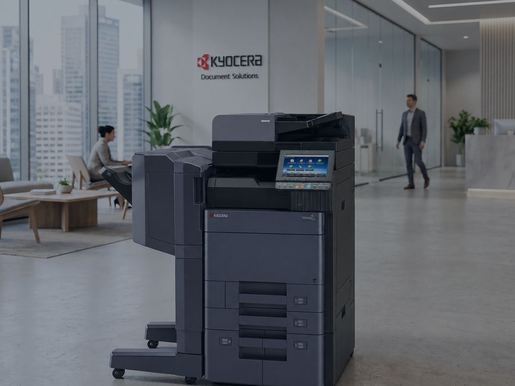 Oficina con un equipo multifunción Kyocera conectado a la red, al que imprimen notebooks, celulares y PCs